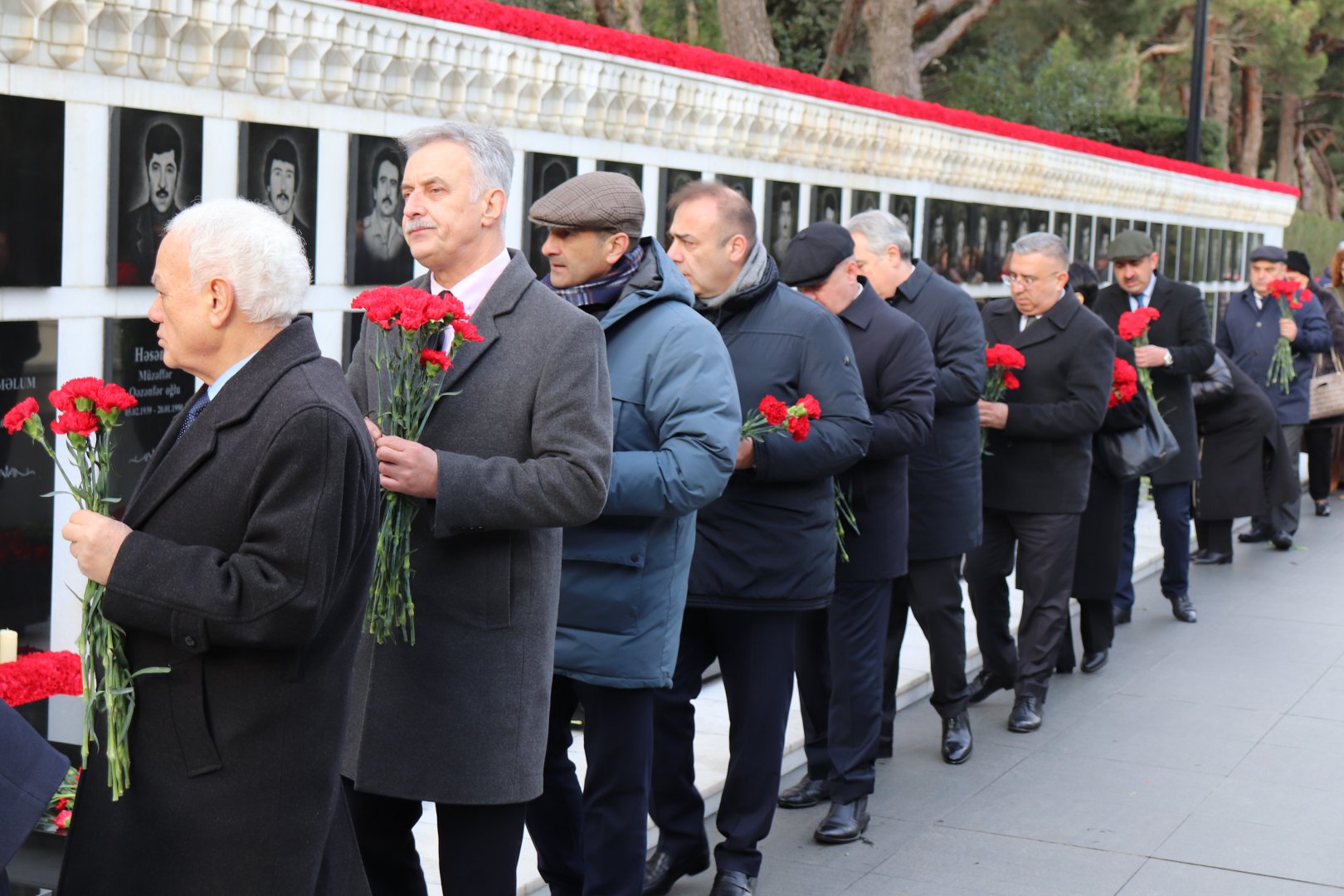 Azerbaijan's Health Ministry delegation honors martyrs of January 20 tragedy (PHOTO)