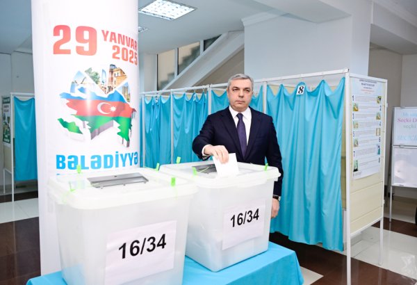 Head of Azerbaijan's Presidential Administration votes in municipal election