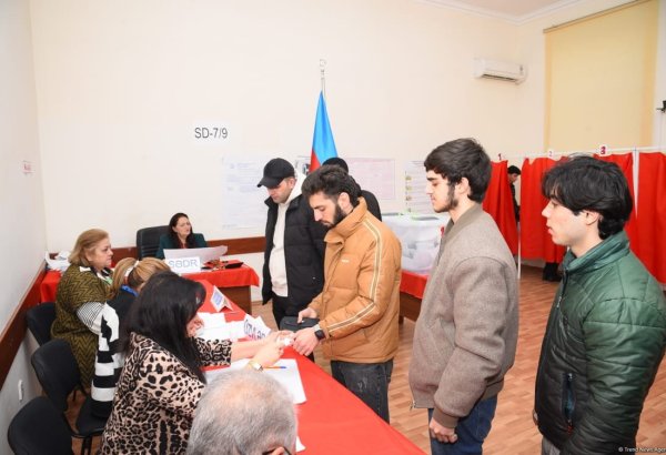 Young Azerbaijanis turn out in force for local elections (PHOTO)