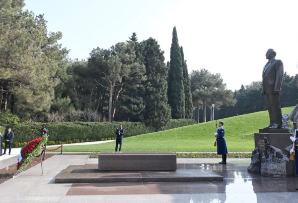 Somali President honors memory of great leader Heydar Aliyev at Alley of Honor (PHOTO)