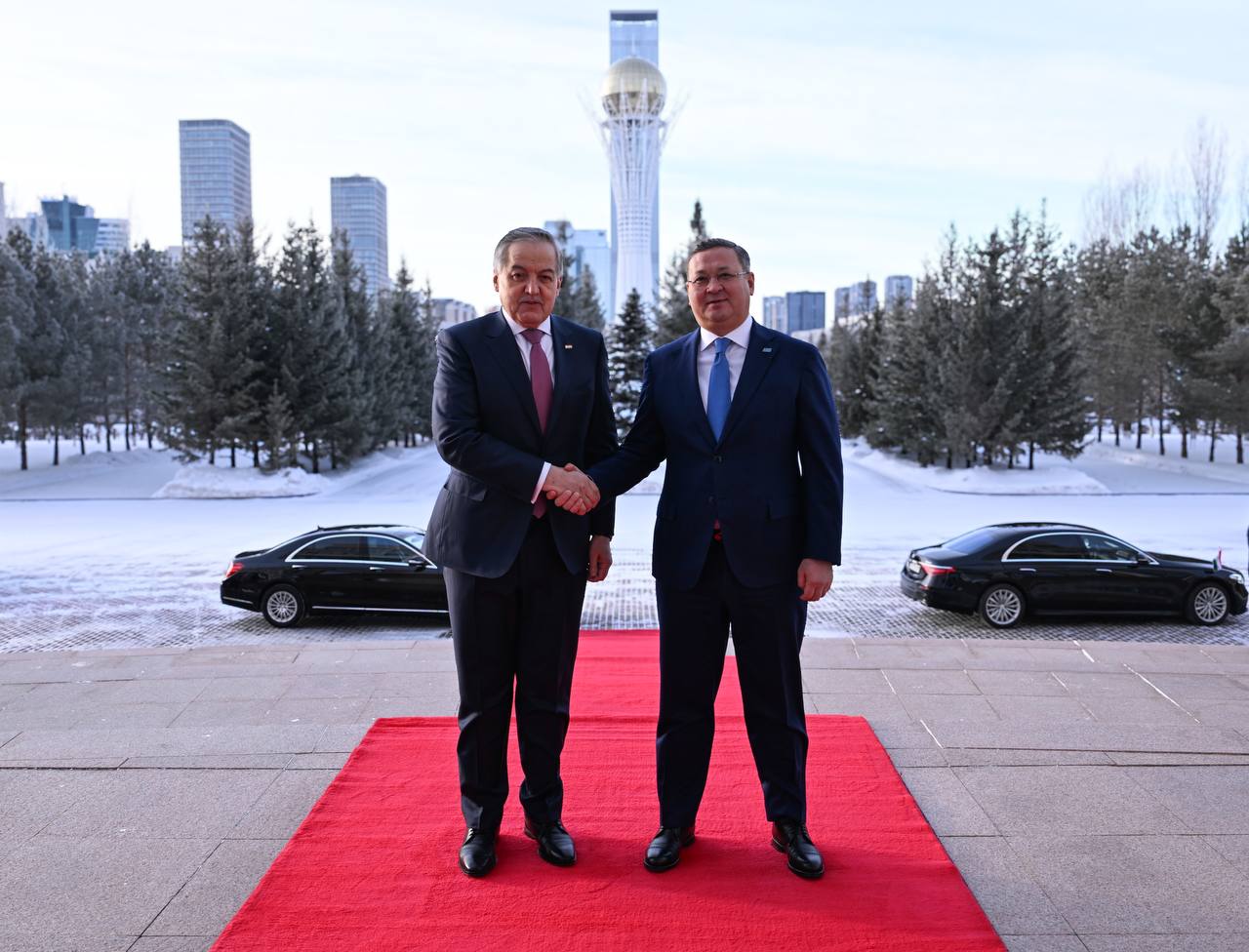 Tajikistan's foreign minister arrives in Kazakhstan