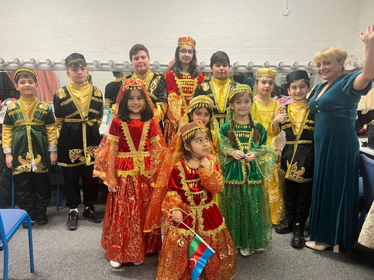 Azerbaijani Karabakh school pupils perform at charity gig in London (PHOTO)