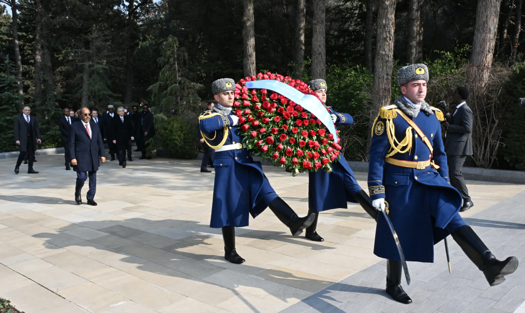 Somali President honors memory of great leader Heydar Aliyev at Alley of Honor (PHOTO)