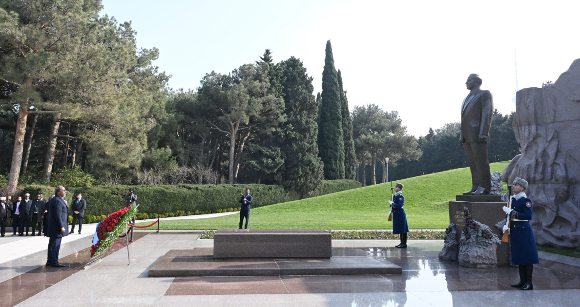 Somali President honors memory of great leader Heydar Aliyev at Alley of Honor (PHOTO)