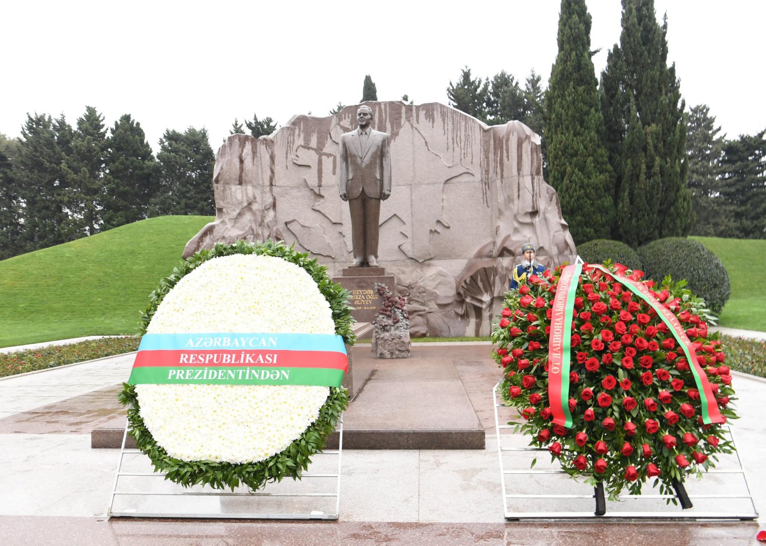 Belarusian MPs visit Alleys of Honors and Martyrs in Azerbaijan's Baku (PHOTO)