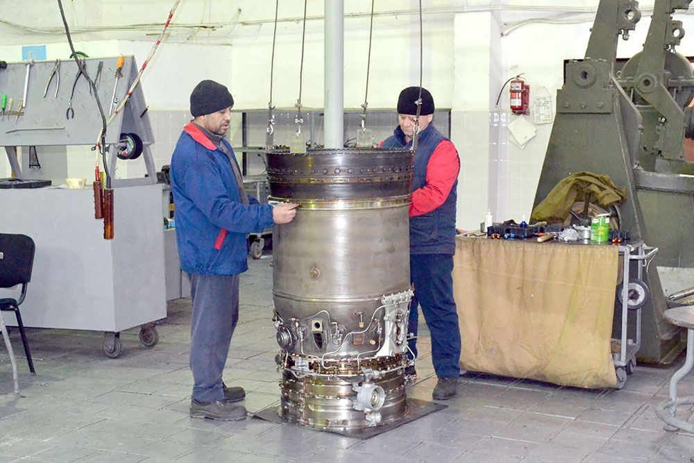 Foreign military attachés in Azerbaijan tour cutting-edge aviation repair plant (PHOTO)