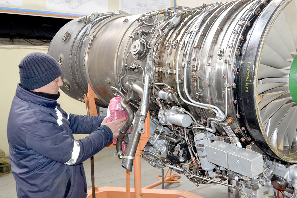 Foreign military attachés in Azerbaijan tour cutting-edge aviation repair plant (PHOTO)
