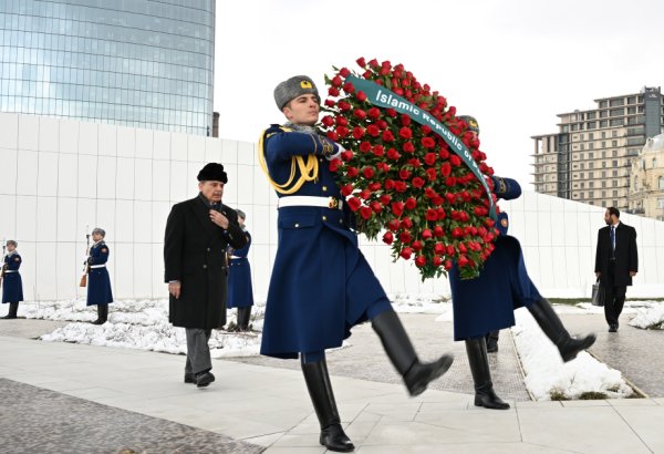 Prime Minister of Pakistan visits Victory Park in Azerbaijan's Baku (PHOTO)