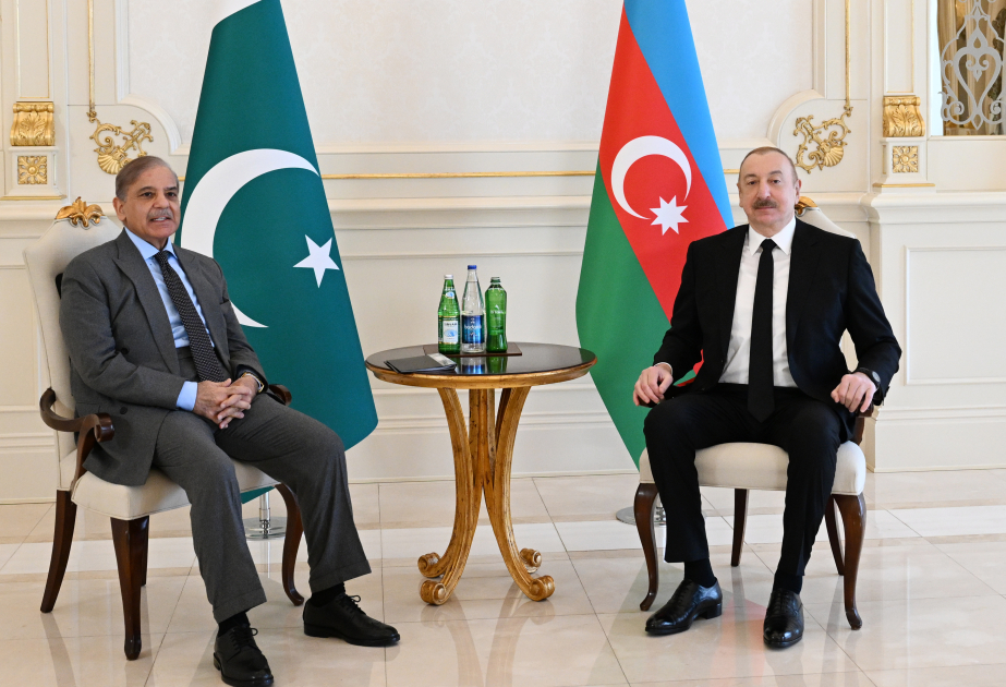 President Ilham Aliyev, PM Shehbaz Sharif hold one-on-one meeting (VIDEO)