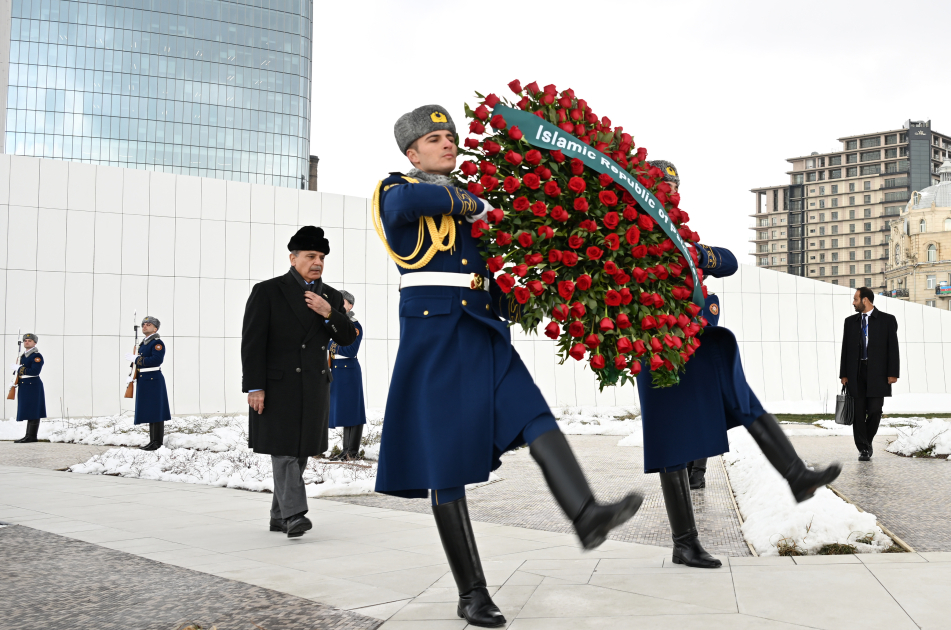 Prime Minister of Pakistan visits Victory Park in Azerbaijan's Baku (PHOTO)