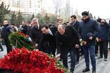 Azerbaijani parliamentarians honor memory of Khojaly genocide victims (PHOTO)