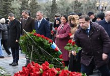 Azerbaijani parliamentarians honor memory of Khojaly genocide victims (PHOTO)