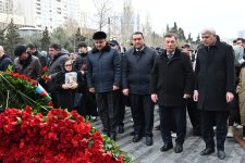 Azerbaijani parliamentarians honor memory of Khojaly genocide victims (PHOTO)