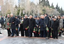 Azerbaijani parliamentarians honor memory of Khojaly genocide victims (PHOTO)