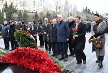 Azerbaijani parliamentarians honor memory of Khojaly genocide victims (PHOTO)