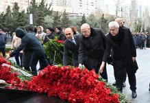 Azerbaijani parliamentarians honor memory of Khojaly genocide victims (PHOTO)