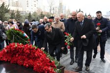 Azerbaijani parliamentarians honor memory of Khojaly genocide victims (PHOTO)