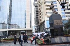 Azerbaijani people visit Khojaly genocide memorial to pay tribute to victims (PHOTO)