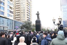 Azerbaijani people visit Khojaly genocide memorial to pay tribute to victims (PHOTO)