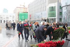 Azerbaijani people visit Khojaly genocide memorial to pay tribute to victims (PHOTO)