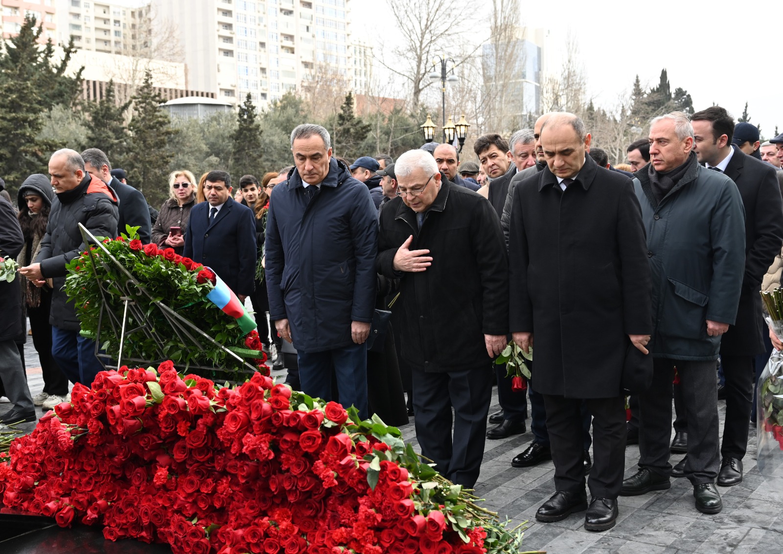 Azerbaijani parliamentarians honor memory of Khojaly genocide victims (PHOTO)