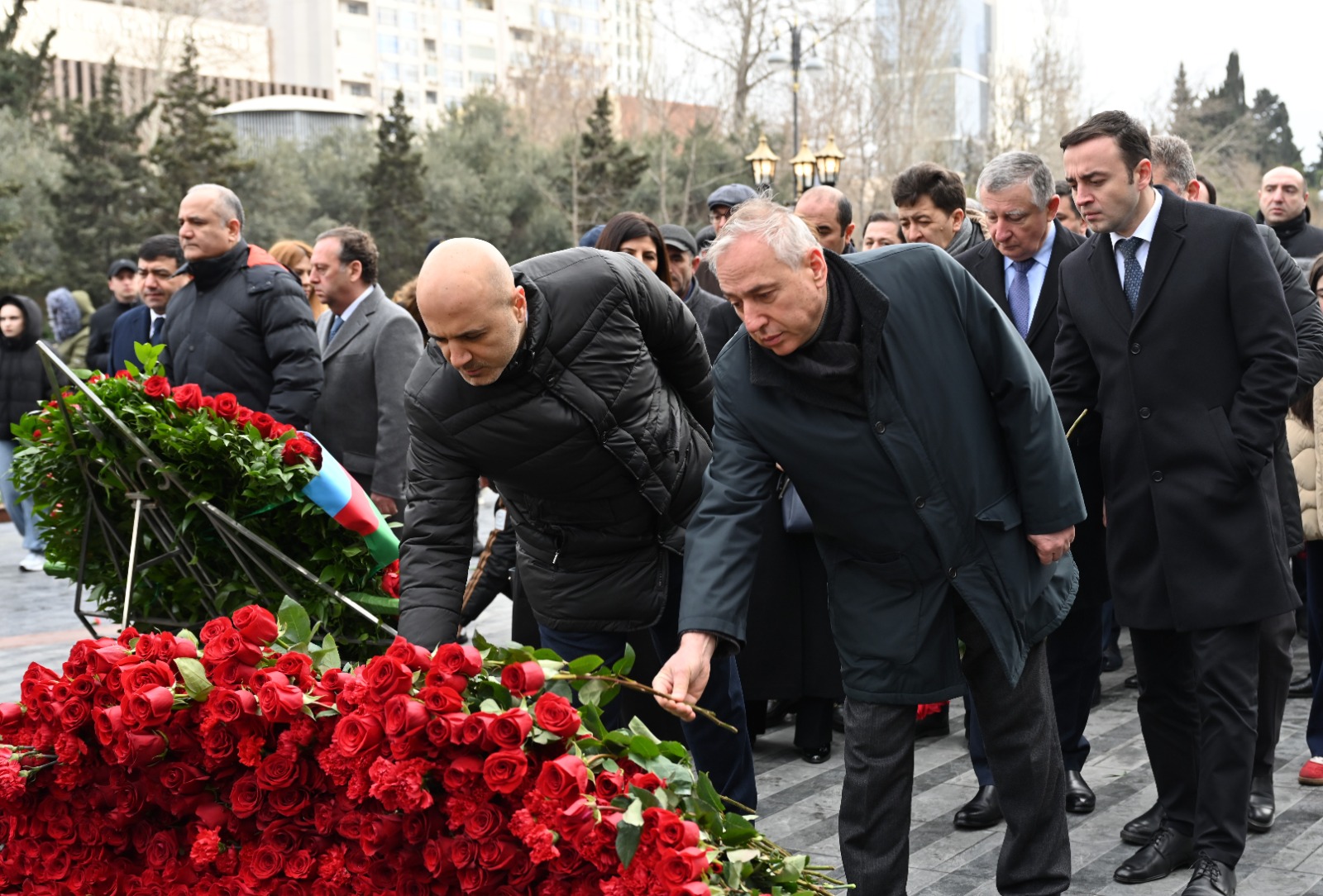 Azerbaijani parliamentarians honor memory of Khojaly genocide victims (PHOTO)