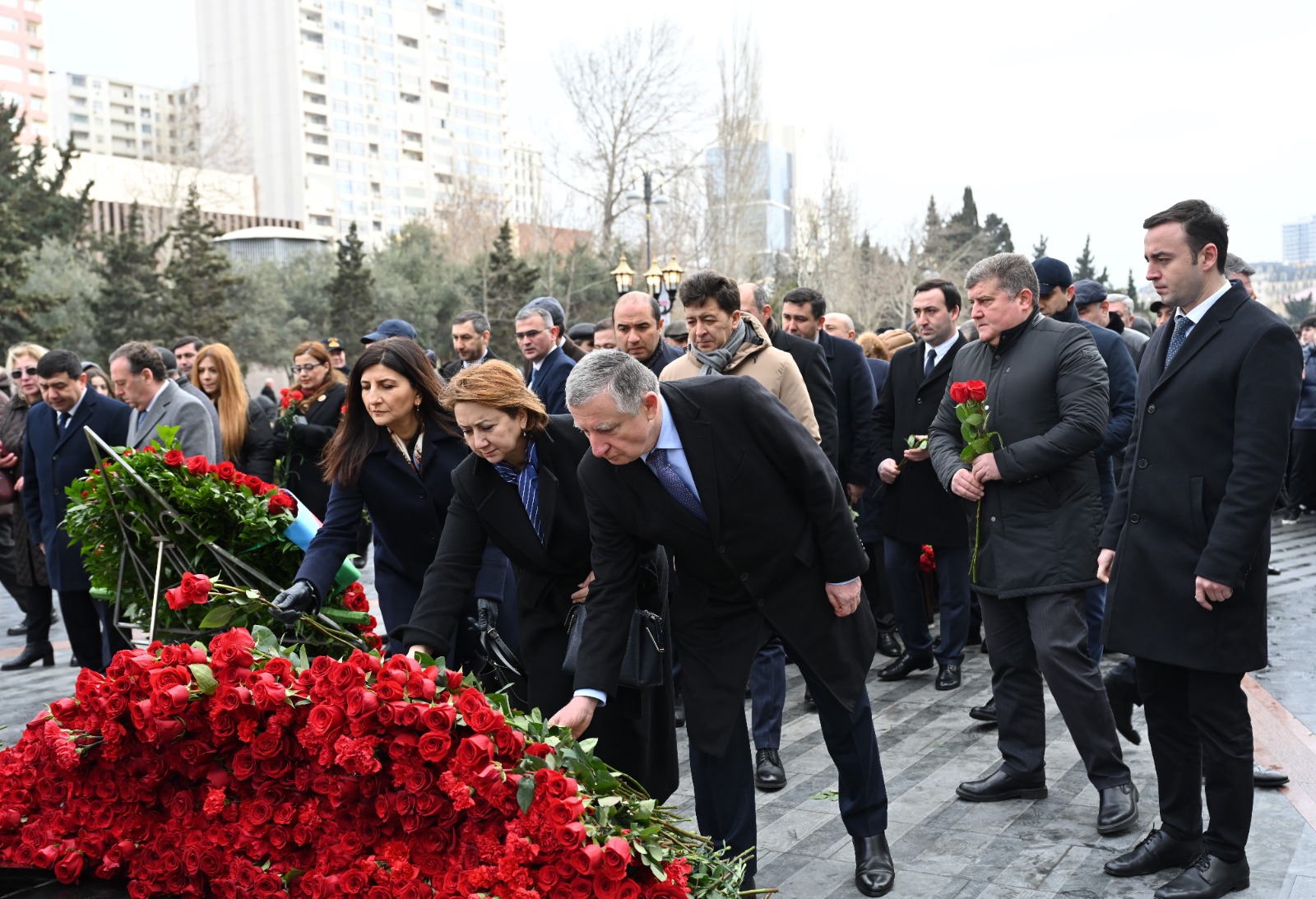 Azerbaijani parliamentarians honor memory of Khojaly genocide victims (PHOTO)