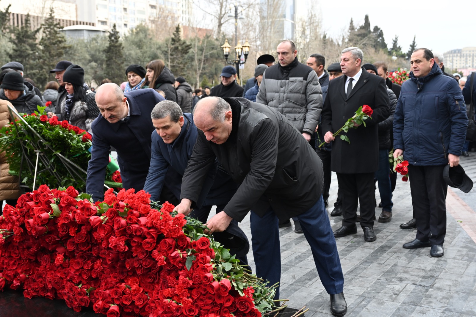 Azerbaijani parliamentarians honor memory of Khojaly genocide victims (PHOTO)