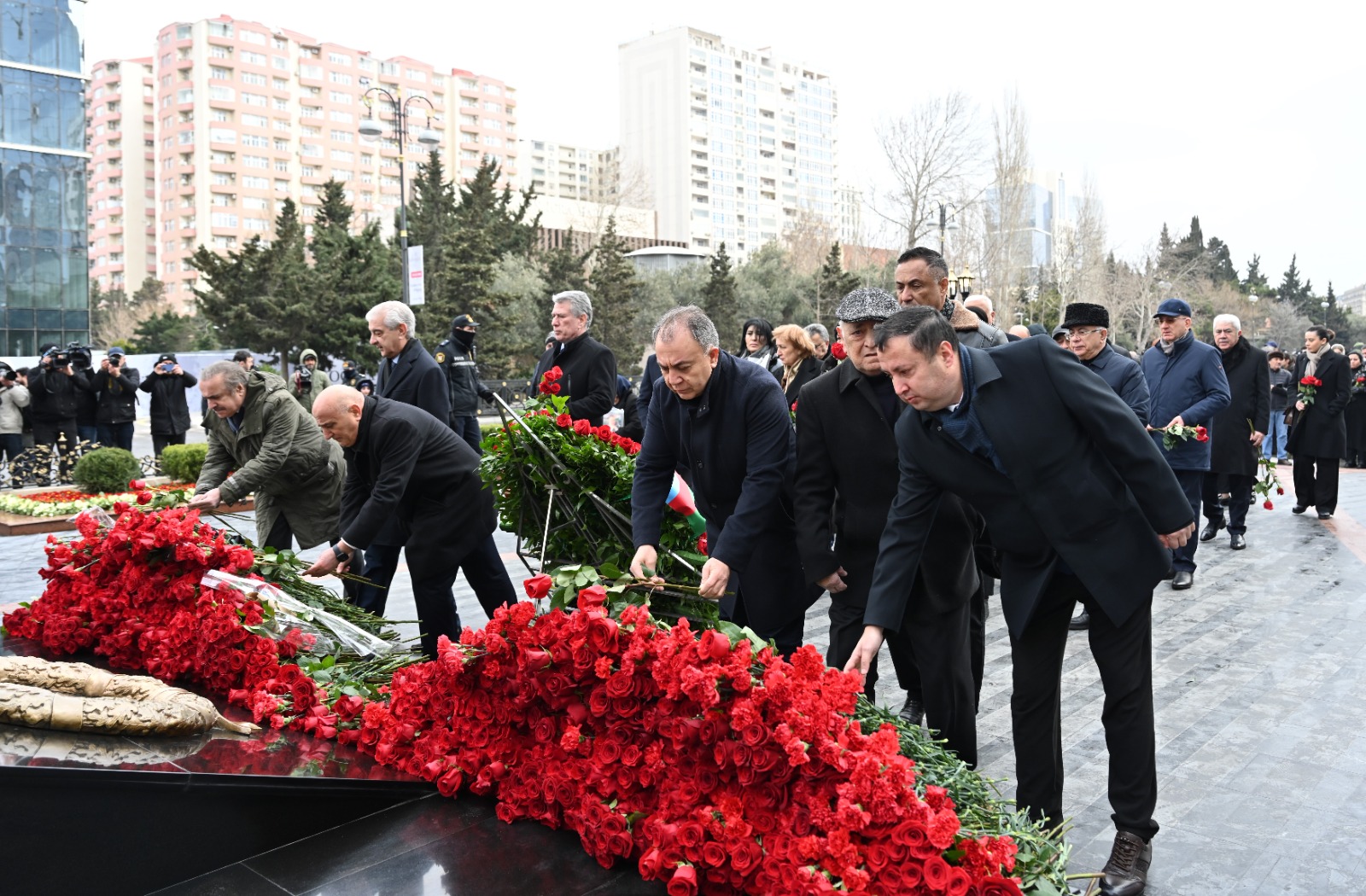 Azerbaijani parliamentarians honor memory of Khojaly genocide victims (PHOTO)