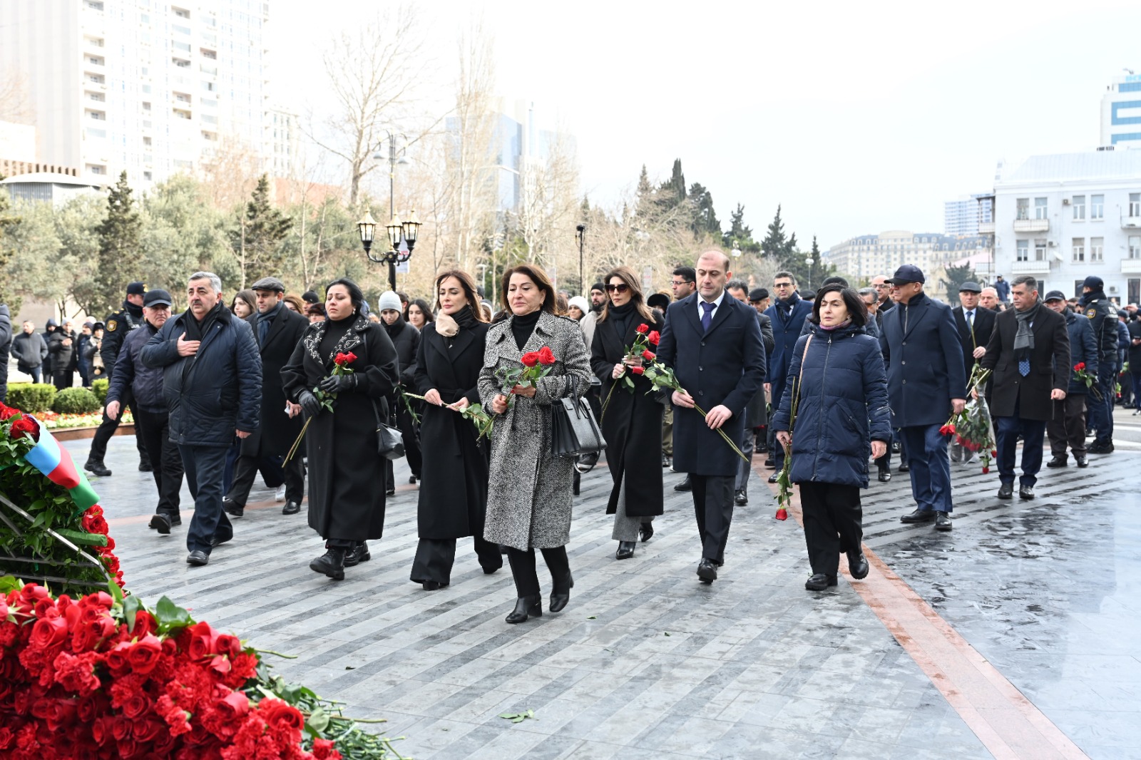 Azerbaijani parliamentarians honor memory of Khojaly genocide victims (PHOTO)