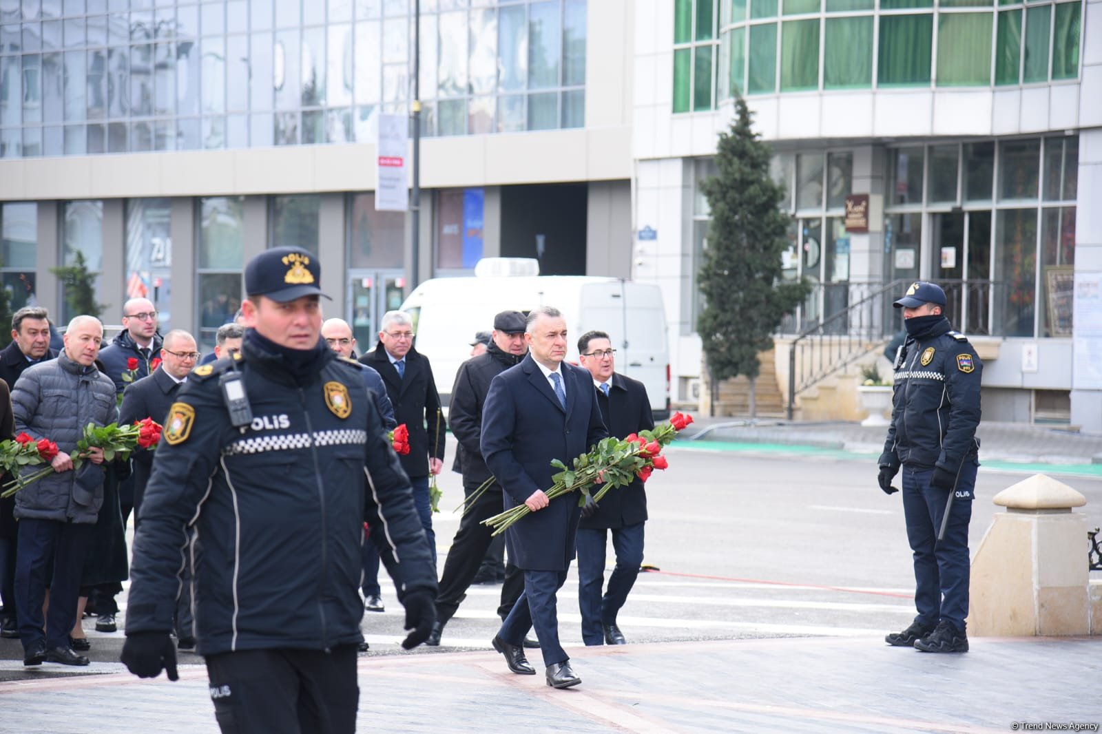 Azerbaijani people visit Khojaly genocide memorial to pay tribute to victims (PHOTO)