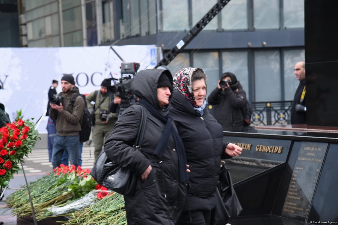 Azerbaijani people visit Khojaly genocide memorial to pay tribute to victims (PHOTO)