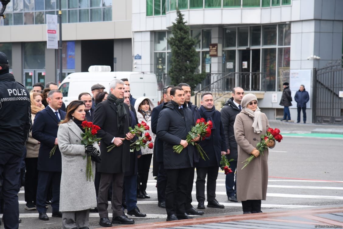 Azerbaijani people visit Khojaly genocide memorial to pay tribute to victims (PHOTO)