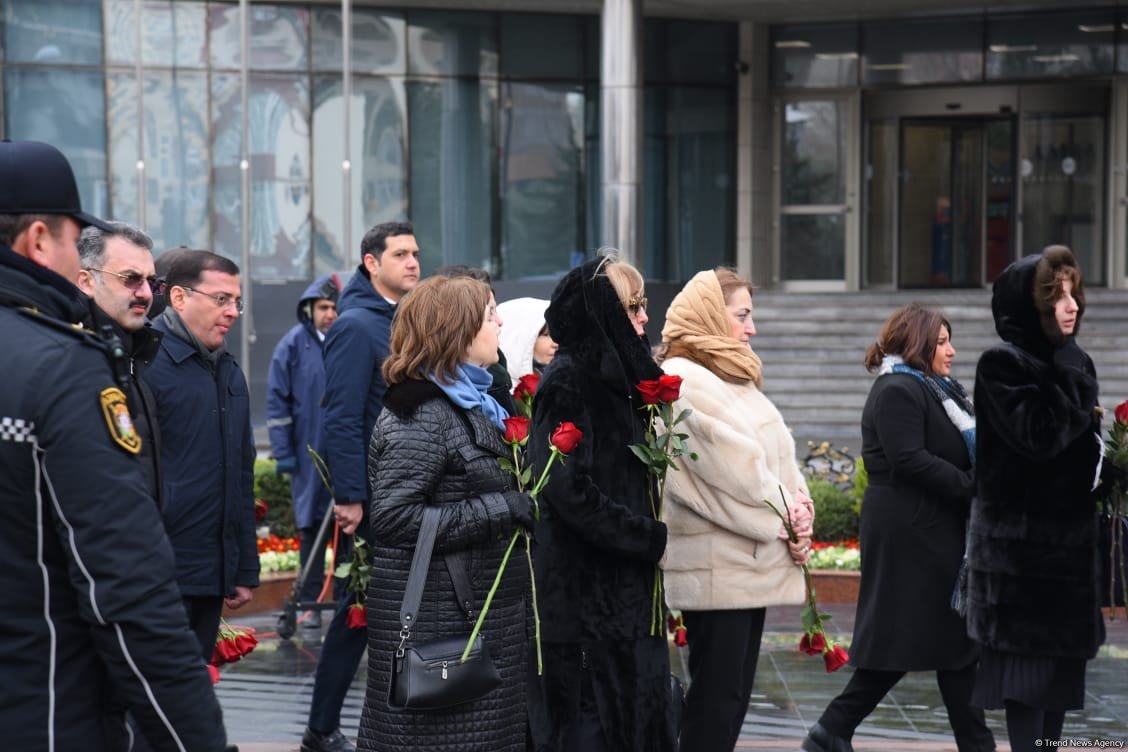 Azerbaijani people visit Khojaly genocide memorial to pay tribute to victims (PHOTO)