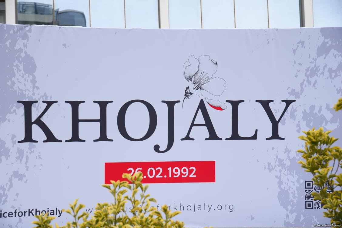 Azerbaijani people visit Khojaly genocide memorial to pay tribute to victims (PHOTO)