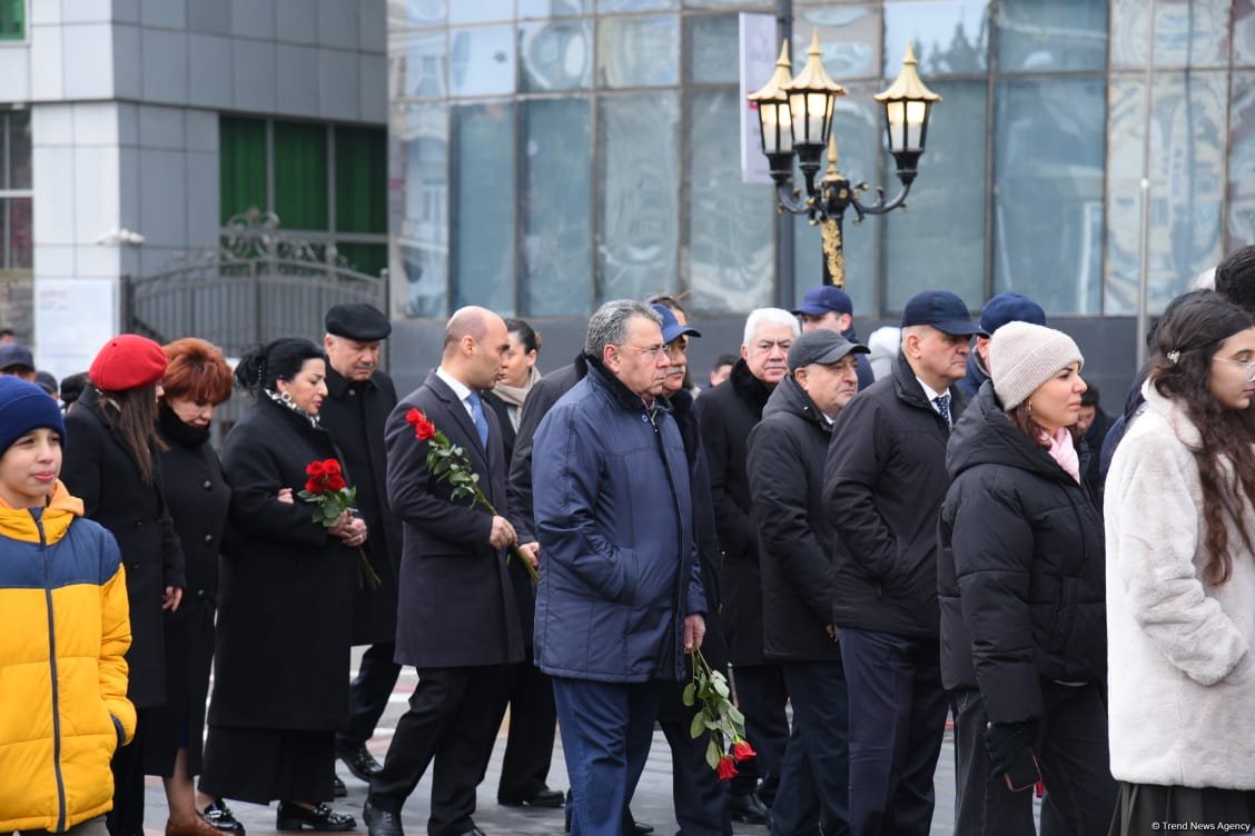 Azerbaijani people visit Khojaly genocide memorial to pay tribute to victims (PHOTO)