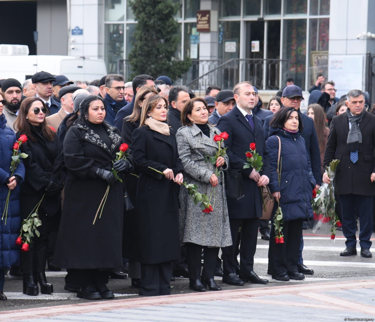 Azerbaijani people visit Khojaly genocide memorial to pay tribute to victims (PHOTO)