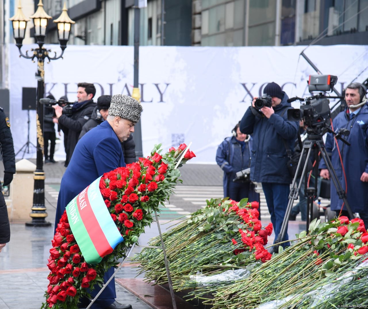 Azerbaijani people visit Khojaly genocide memorial to pay tribute to victims (PHOTO)