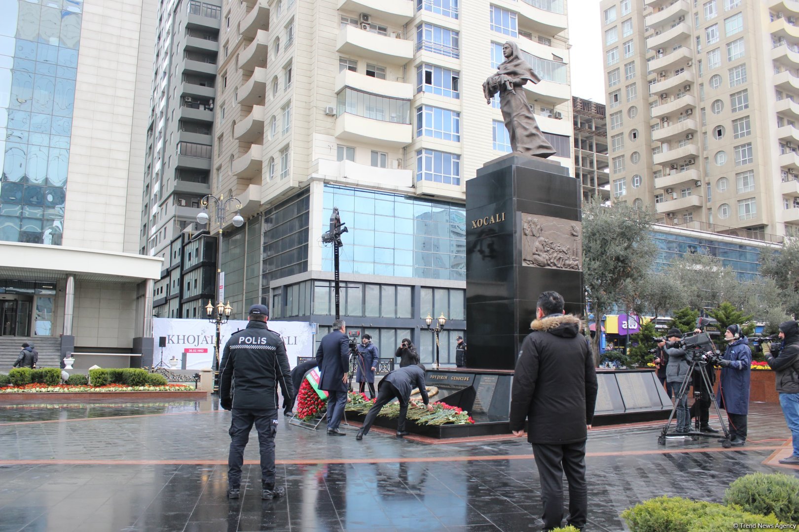 Azerbaijani people visit Khojaly genocide memorial to pay tribute to victims (PHOTO)