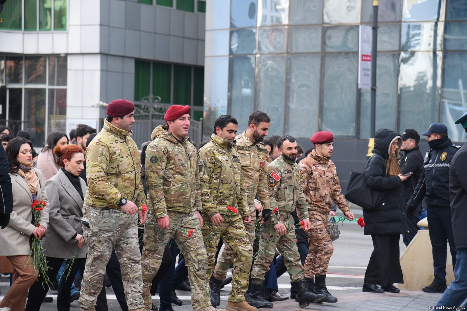 Azerbaijani people visit Khojaly genocide memorial to pay tribute to victims (PHOTO)