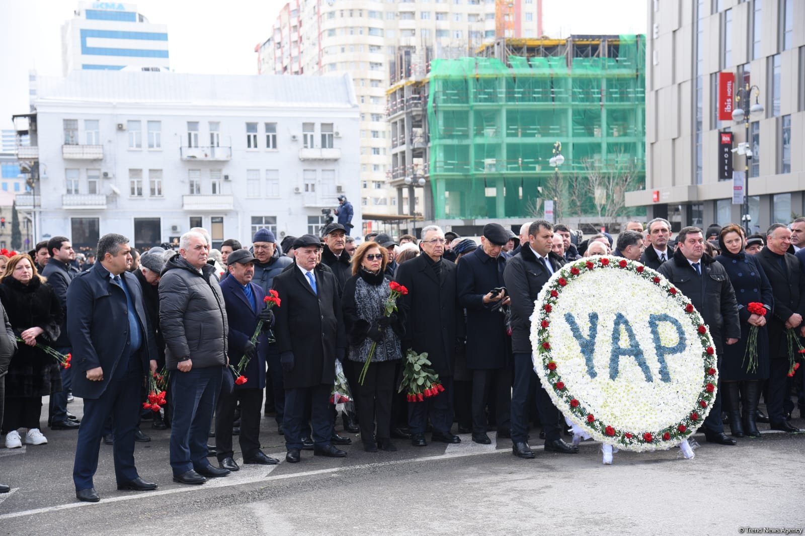 Azerbaijani people visit Khojaly genocide memorial to pay tribute to victims (PHOTO)