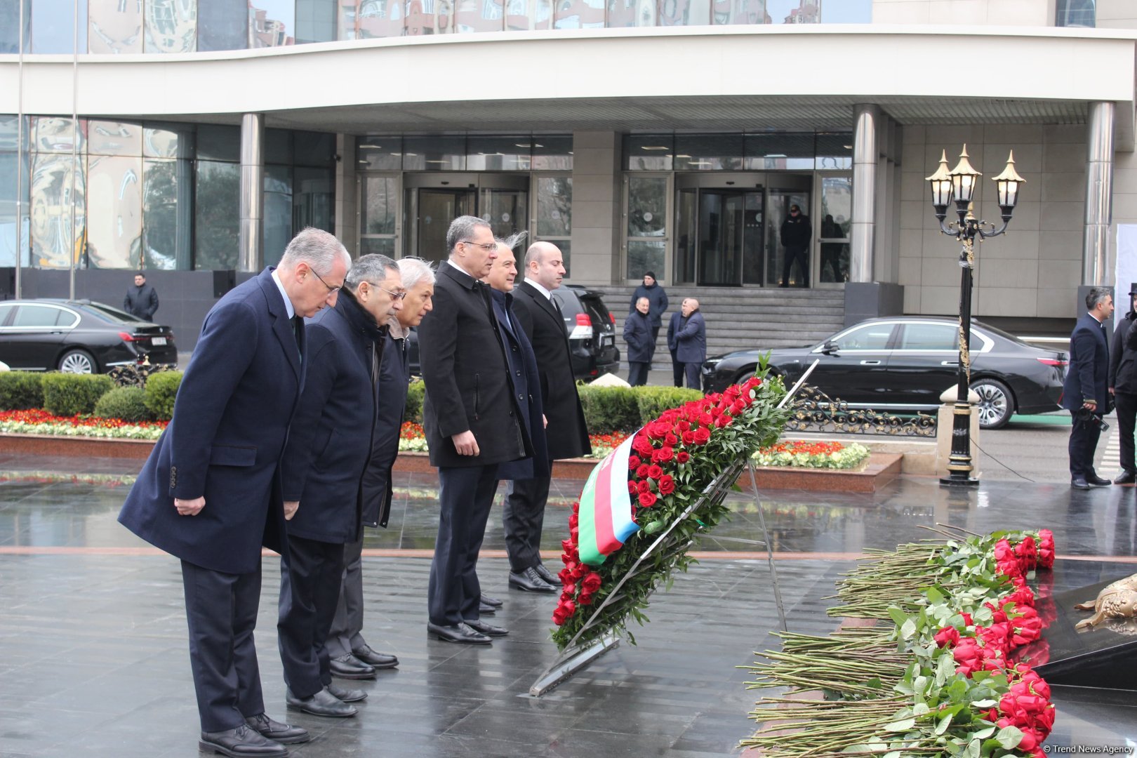 Azerbaijani people visit Khojaly genocide memorial to pay tribute to victims (PHOTO)