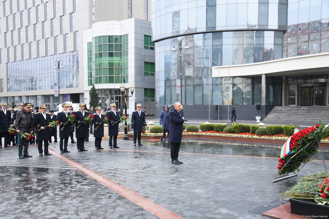 Azerbaijani people visit Khojaly genocide memorial to pay tribute to victims (PHOTO)