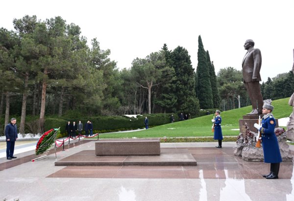 Kazakhstan's PM commemorates National Leader Heydar Aliyev in Alley of Honor (PHOTO)