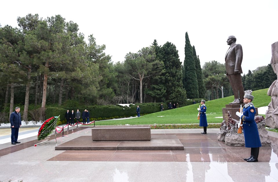 Kazakhstan's PM commemorates National Leader Heydar Aliyev in Alley of Honor (PHOTO)