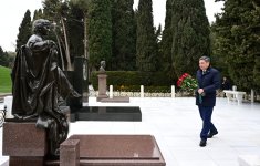 Kazakhstan's PM commemorates National Leader Heydar Aliyev in Alley of Honor (PHOTO)