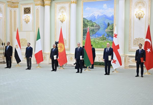 President of Uzbekistan receives credentials from newly appointed ambassadors