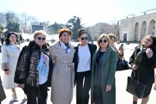 First VP Mehriban Aliyeva pays tribute to National Leader Heydar Aliyev's monument in Ganja (PHOTO)