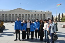 First VP Mehriban Aliyeva pays tribute to National Leader Heydar Aliyev's monument in Ganja (PHOTO)