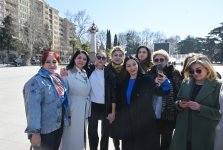 First VP Mehriban Aliyeva pays tribute to National Leader Heydar Aliyev's monument in Ganja (PHOTO)